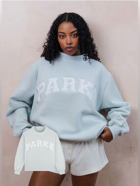 Parke L/XL Pale Blue + White Bridal Varsity Mockneck Sweatshirt. 💙⚡️